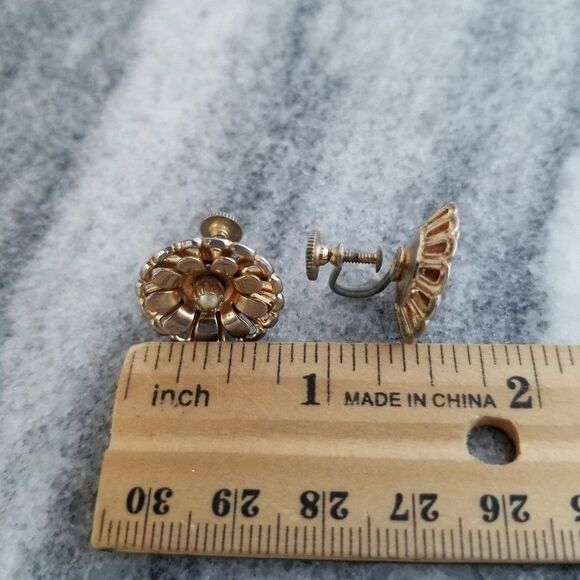 Vintage Flower Clip On Earrings, Screw Backs, Gold Tone, Retro 60s Style - Picture 4 of 5